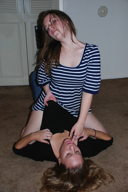 Молодуха в белом бюстгальтере сделала приятелю минет 5 фотография Молодуха в белом бюстгальтере сделала приятелю минет 5 фотография