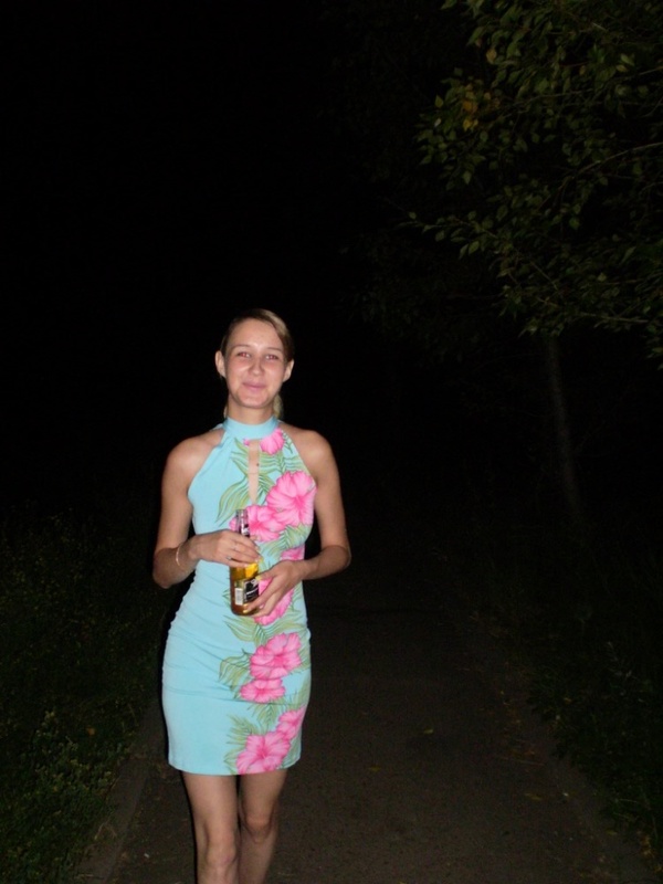 Девица с маленькими сосками показала пизду и сделала хахалю минет в парке 1 фотография Девица с маленькими сосками показала пизду и сделала хахалю минет в парке 1 фотография