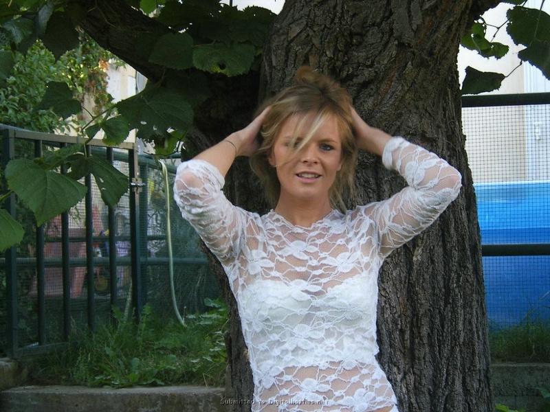 Подставила вульву для проникновения на улице 6 фотография Подставила вульву для проникновения на улице 6 фотография