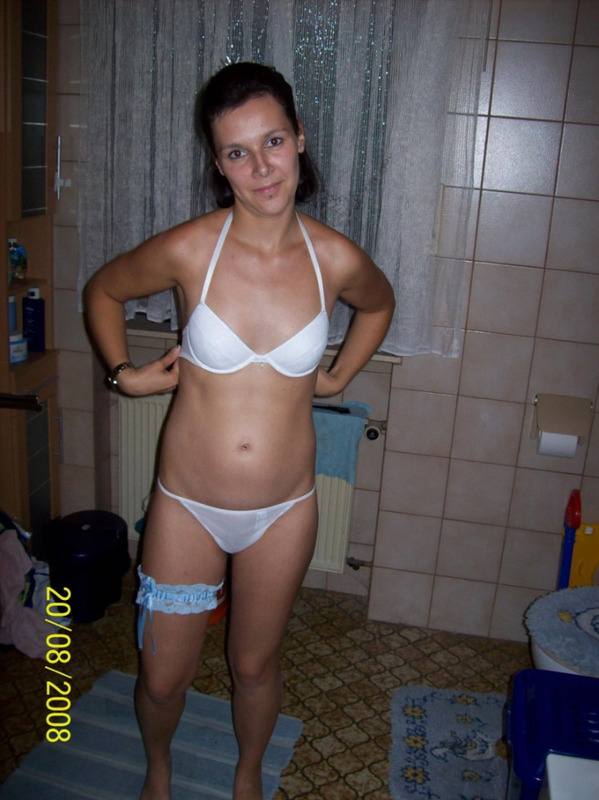 Расставила ноги и подставила волосатую пилотку для проникновения 3 фотография Расставила ноги и подставила волосатую пилотку для проникновения 3 фотография