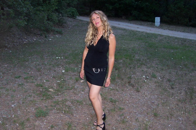 Опытная любовница заводит кавалера своими титьками 1 фотография