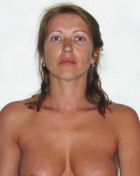 Зрелая мадам проветривает пикантные места 7 фотография