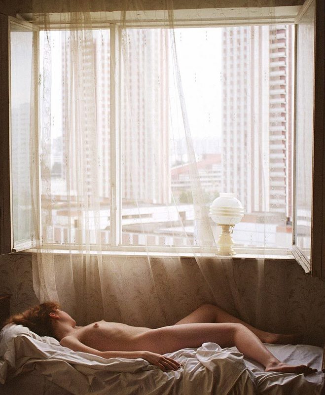 Рыжеволосая бесстыдница с заросшей киской и маленьким бюстом 7 фотография