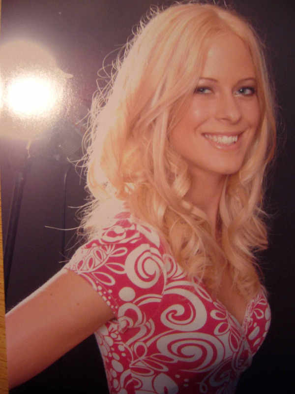 Развратная блонда демонстрирует киску и трусики 1 фотография Развратная блонда демонстрирует киску и трусики 1 фотография