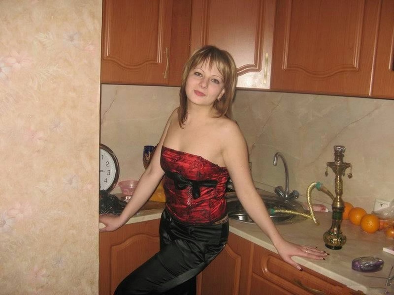 Сексапильная милашка рассматривает свою вульву 2 фотография Сексапильная милашка рассматривает свою вульву 2 фотография