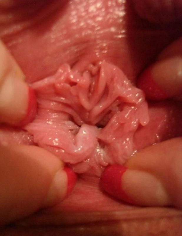 Сексапильная милашка рассматривает свою вульву 5 фотография Сексапильная милашка рассматривает свою вульву 5 фотография