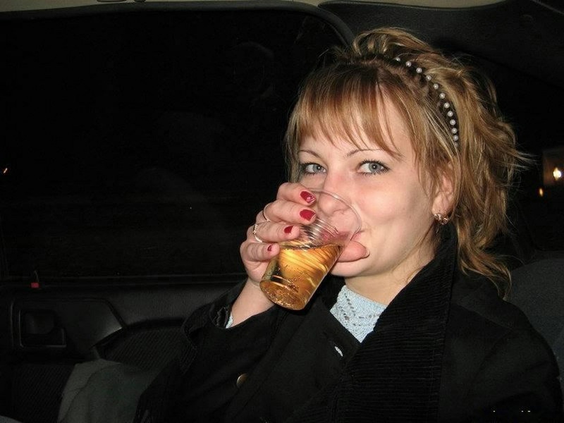 Сексапильная милашка рассматривает свою вульву 1 фотография Сексапильная милашка рассматривает свою вульву 1 фотография