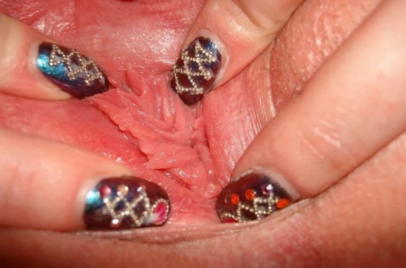 Сексапильная милашка рассматривает свою вульву 10 фотография Сексапильная милашка рассматривает свою вульву 10 фотография