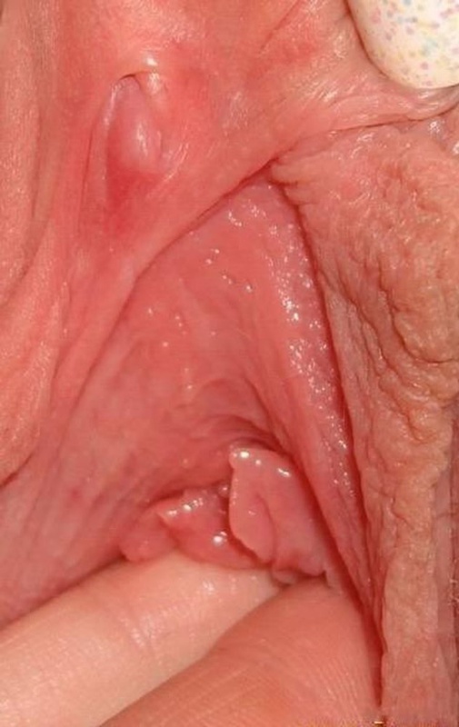 Сексапильная милашка рассматривает свою вульву 7 фотография Сексапильная милашка рассматривает свою вульву 7 фотография