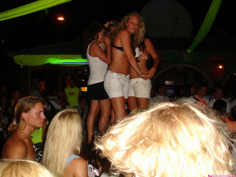 Пьяные шалашовки блещут сахарными холмиками на вечеринке 7 фотография Пьяные шалашовки блещут сахарными холмиками на вечеринке 7 фотография