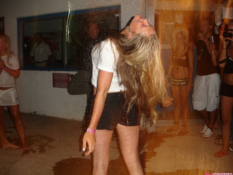 Пьяные шалашовки блещут сахарными холмиками на вечеринке 13 фотография Пьяные шалашовки блещут сахарными холмиками на вечеринке 13 фотография