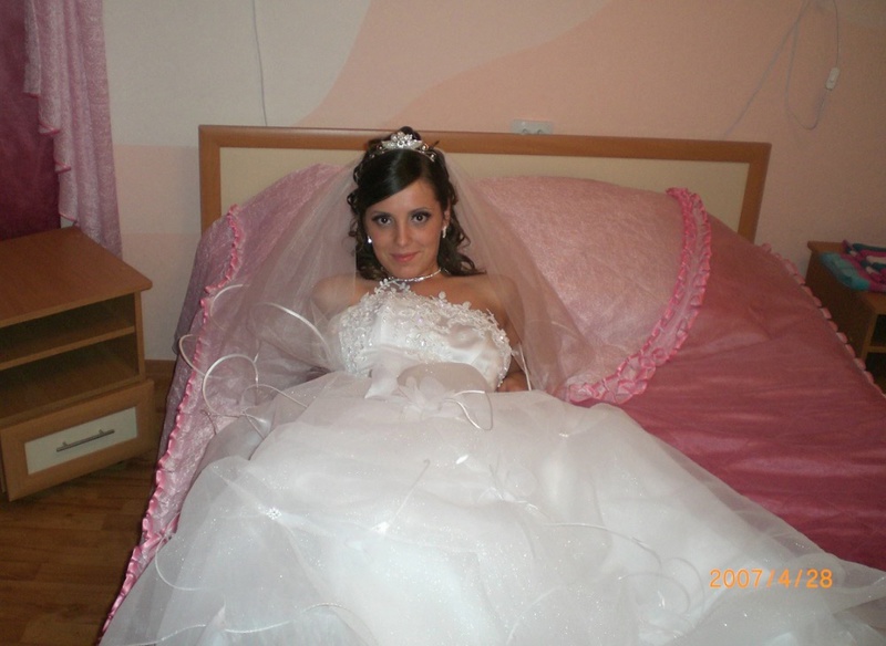 Развратная невеста отставила зад и подставила киску 3 фотография Развратная невеста отставила зад и подставила киску 3 фотография