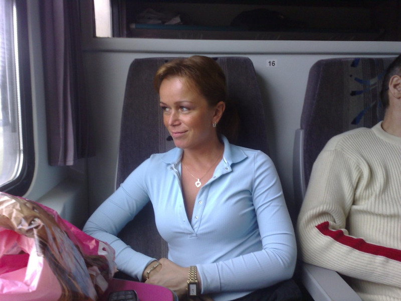 Зрелая шалашовка разлеглась голышом на коврике 2 фотография Зрелая шалашовка разлеглась голышом на коврике 2 фотография