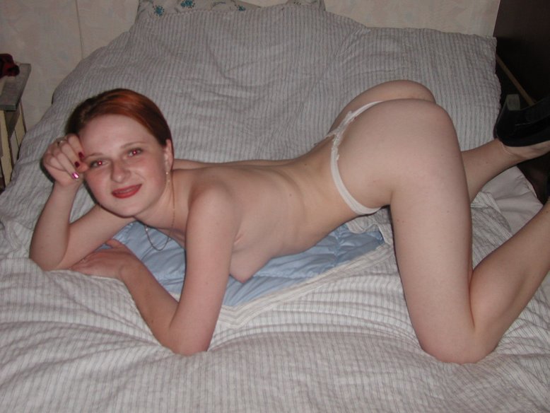 Рыжая давалка в обнаженном виде отдыхает на кровати 7 фотография Рыжая давалка в обнаженном виде отдыхает на кровати 7 фотография