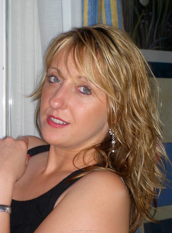 Голубоглазая мамка со светлыми волосами светит обнаженным телом и дает кавалеру 1 фотография Голубоглазая мамка со светлыми волосами светит обнаженным телом и дает кавалеру 1 фотография