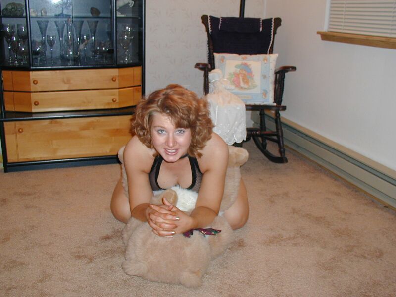 Рыжеволосая баловница оголилась в гостиной на полу 1 фотография Рыжеволосая баловница оголилась в гостиной на полу 1 фотография