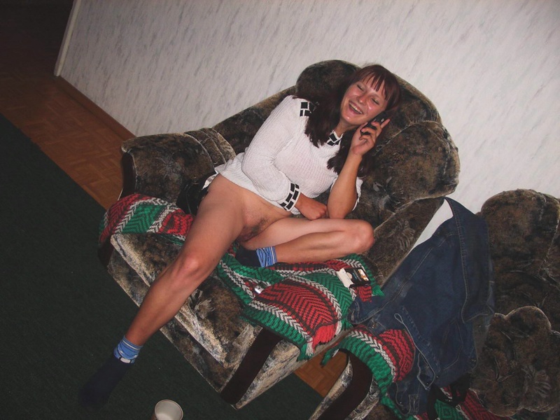 Симпатичная домохозяйка блистает волосатой киской 2 фотография Симпатичная домохозяйка блистает волосатой киской 2 фотография