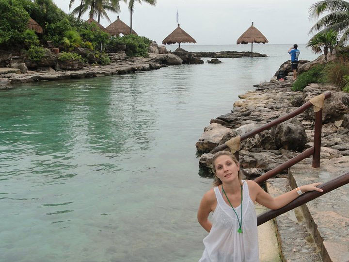 Сексапильная почтальонша впервые разделась на пляже 1 фотография