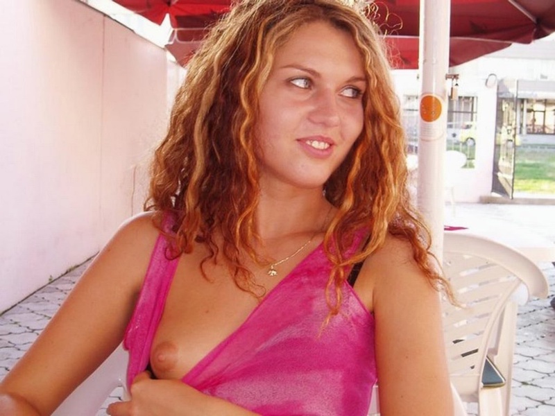 Кучерявая шалашовка влюблена в свои маленькие сиськи 1 фотография Кучерявая шалашовка влюблена в свои маленькие сиськи 1 фотография