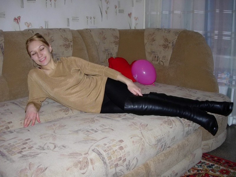 Блонда с голой попкой и писюхой 17 фотография Блонда с голой попкой и писюхой 17 фотография