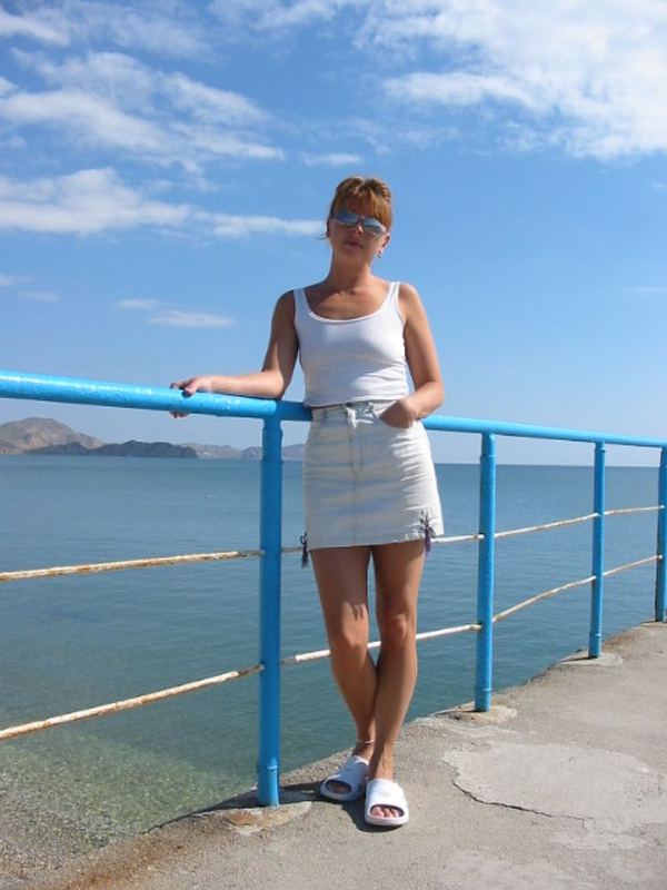 Жена встала на кровати раком и показала дырки 1 фотография Жена встала на кровати раком и показала дырки 1 фотография