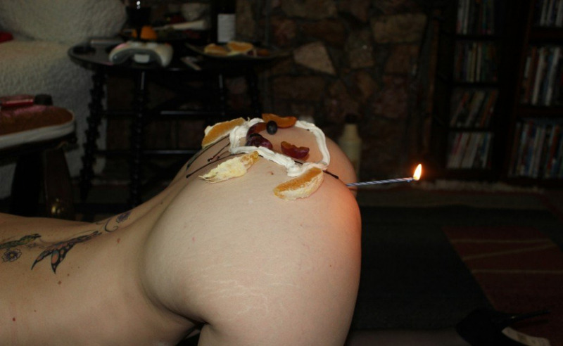 Рыжеволосая мамаша подставила попку в качестве подарка 7 фотография Рыжеволосая мамаша подставила попку в качестве подарка 7 фотография