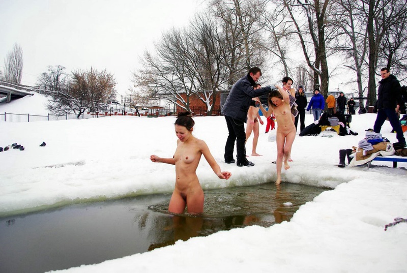 Оголенные секретарши купаются в проруби 3 фотография Оголенные секретарши купаются в проруби 3 фотография