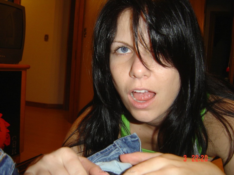 Роскошная любовница приспустила трусики и получила за щеку 1 фотография Роскошная любовница приспустила трусики и получила за щеку 1 фотография