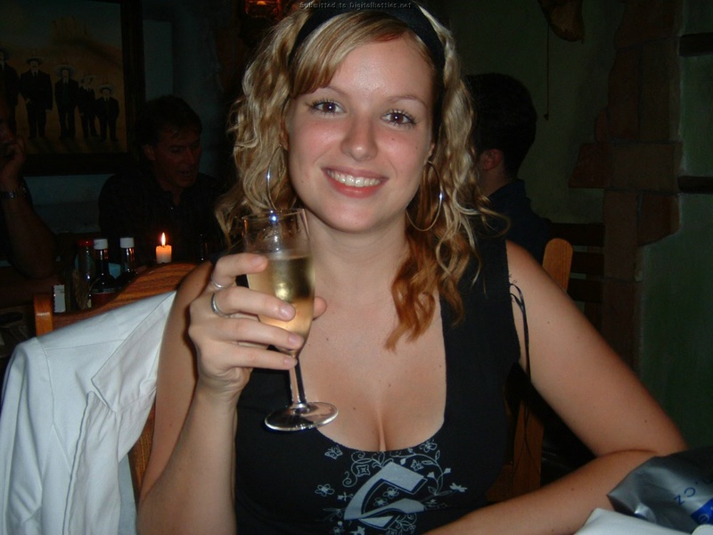 Грудастая дрянь подставляет аккуратную писю 6 фотография Грудастая дрянь подставляет аккуратную писю 6 фотография