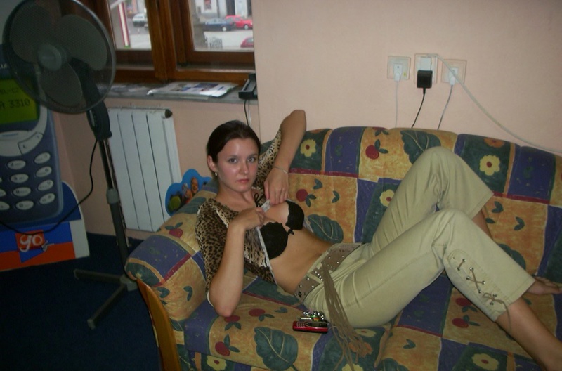 Игривая милашка раздевается на полу 10 фотография Игривая милашка раздевается на полу 10 фотография