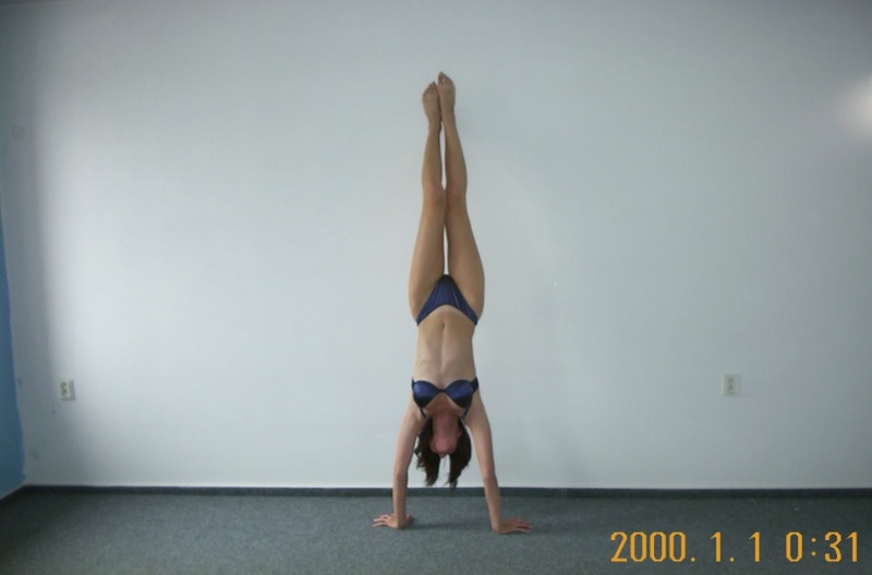 Игривая милашка раздевается на полу 3 фотография Игривая милашка раздевается на полу 3 фотография