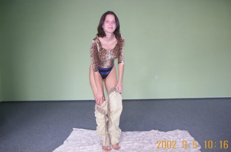 Игривая милашка раздевается на полу 1 фотография Игривая милашка раздевается на полу 1 фотография