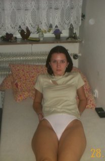 Игривая милашка раздевается на полу