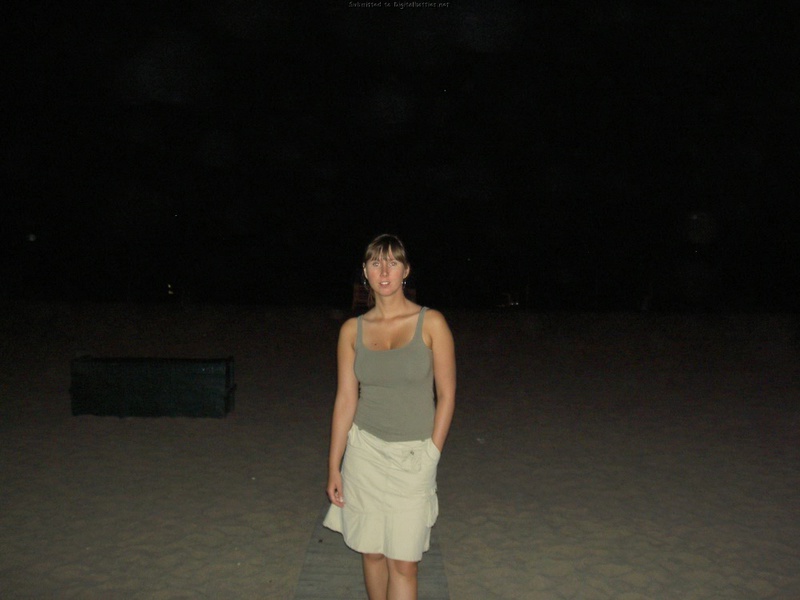 Грудастая стерва оголилась на морском побережье 1 фотография Грудастая стерва оголилась на морском побережье 1 фотография