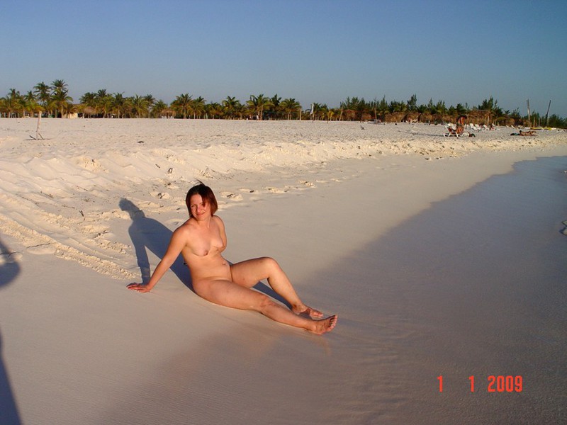 Пухленькая милашка на побережье океана 8 фотография Пухленькая милашка на побережье океана 8 фотография