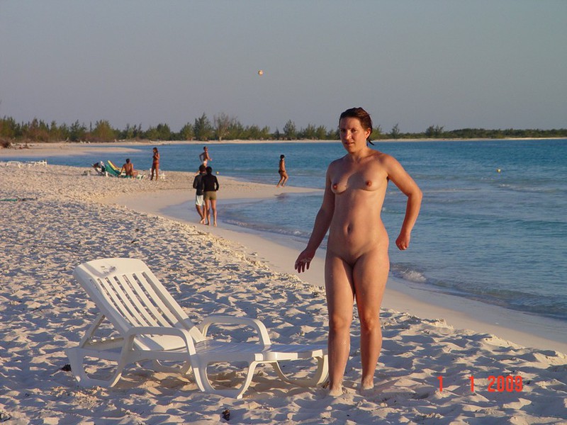 Пухленькая милашка на побережье океана 9 фотография Пухленькая милашка на побережье океана 9 фотография