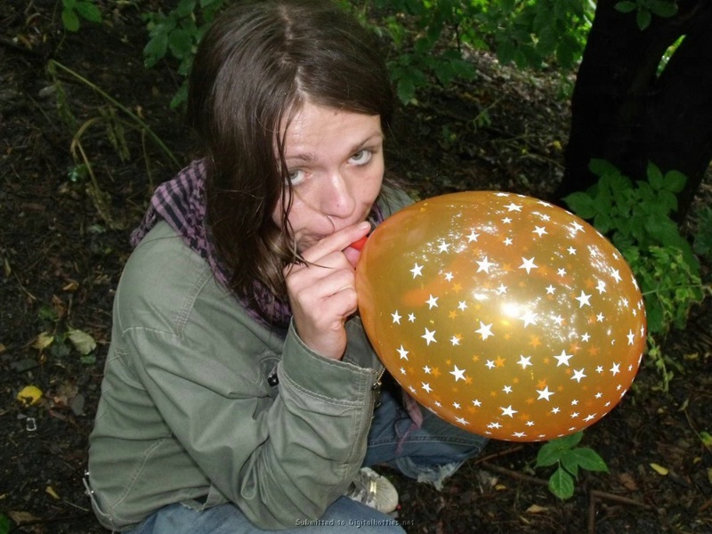 Стройная брюнетка обнажила пилотку в лесу 4 фотография