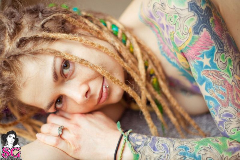 Прожженная шалашовка с татуировкой на груди 32 фотография Прожженная шалашовка с татуировкой на груди 32 фотография