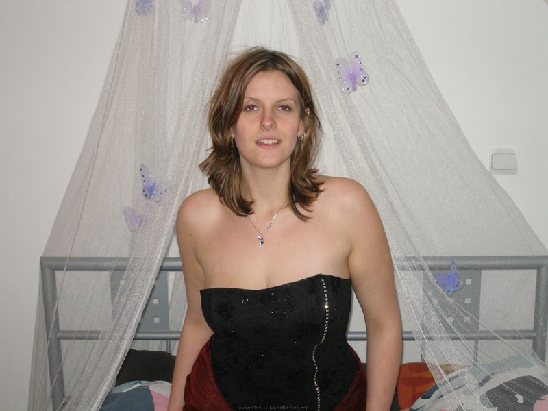 Большегрудая домохозяйка отсосала у страстного любовника 9 фотография