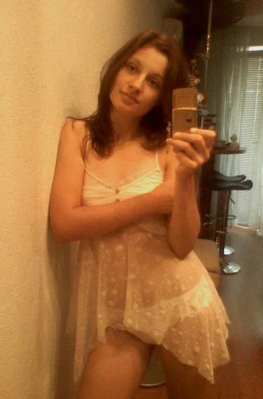 Сексапильная брюнетка любуется титьками и попкой 2 фотография Сексапильная брюнетка любуется титьками и попкой 2 фотография