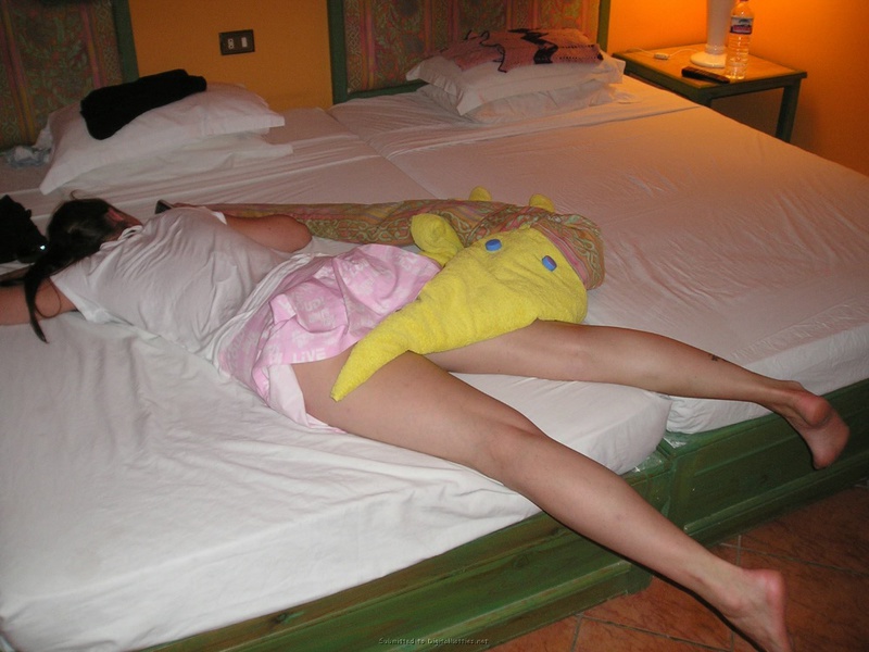 Две шалашовки на отдыхе с кавалером 18 фотография Две шалашовки на отдыхе с кавалером 18 фотография