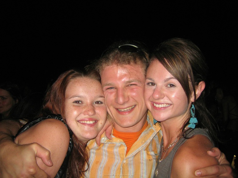 Две шалашовки на отдыхе с кавалером 2 фотография Две шалашовки на отдыхе с кавалером 2 фотография