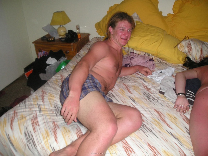 Две шалашовки на отдыхе с кавалером 13 фотография Две шалашовки на отдыхе с кавалером 13 фотография