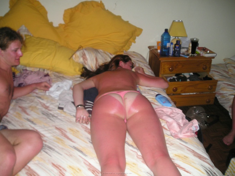 Две шалашовки на отдыхе с кавалером 12 фотография Две шалашовки на отдыхе с кавалером 12 фотография