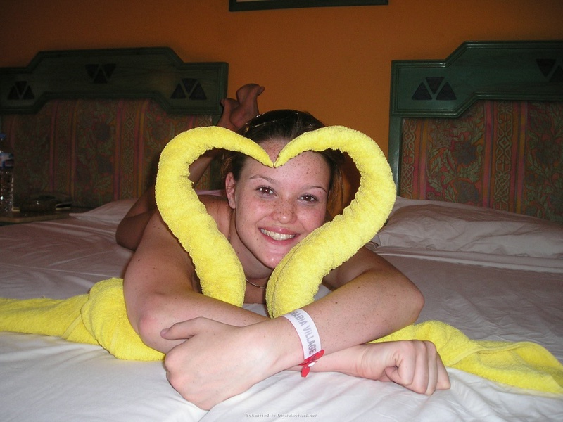 Две шалашовки на отдыхе с кавалером 15 фотография Две шалашовки на отдыхе с кавалером 15 фотография