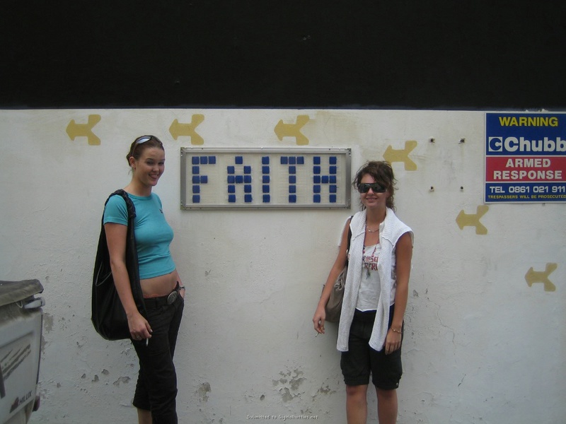 Две шалашовки на отдыхе с кавалером 5 фотография Две шалашовки на отдыхе с кавалером 5 фотография