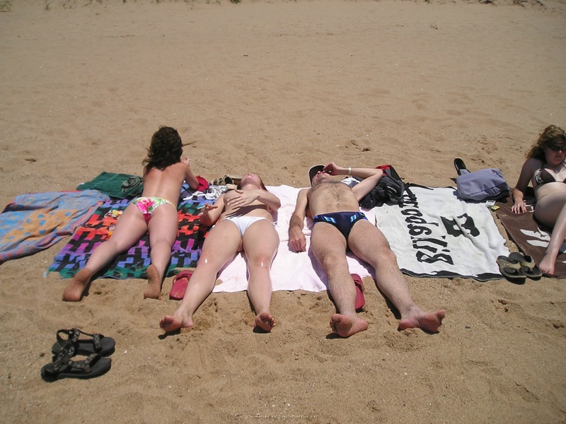 Две шалашовки на отдыхе с кавалером 16 фотография Две шалашовки на отдыхе с кавалером 16 фотография