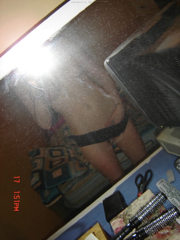 Необузданная студентка делает откровенное селфи 4 фотография