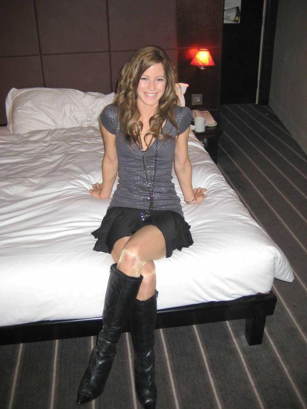 Худенькая блондинка оголилась в спальне 7 фотография Худенькая блондинка оголилась в спальне 7 фотография