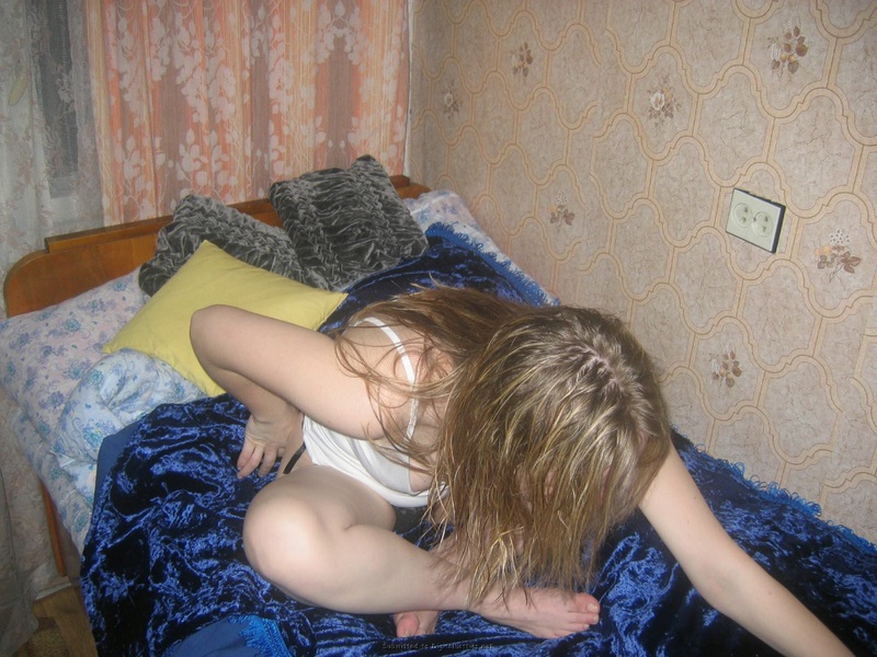 Выпившая блондинка с голыми титьками 5 фотография Выпившая блондинка с голыми титьками 5 фотография